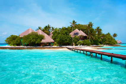 Klasickým ubytováním na Maledivách jsou dřevěné bungalovy
